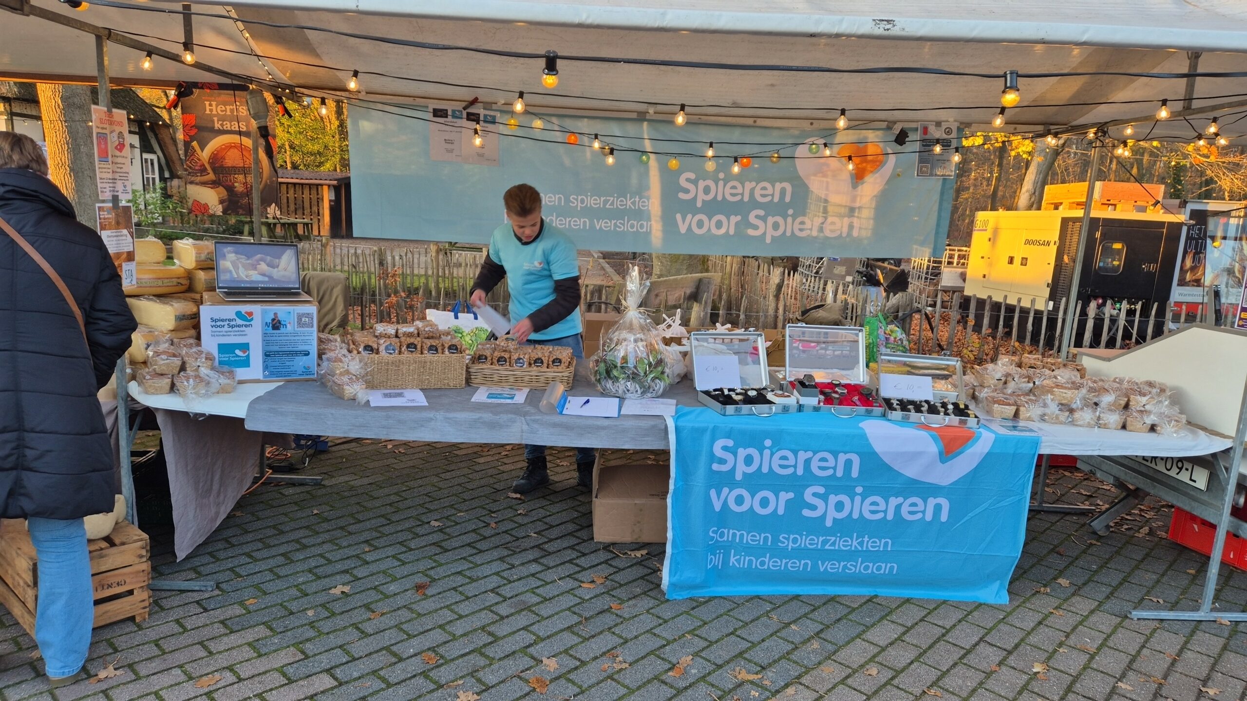 Actiegroep 'Heel Uddel actief met zieke spieren als motief' in actie tijdens sfeervolle wintermarkt