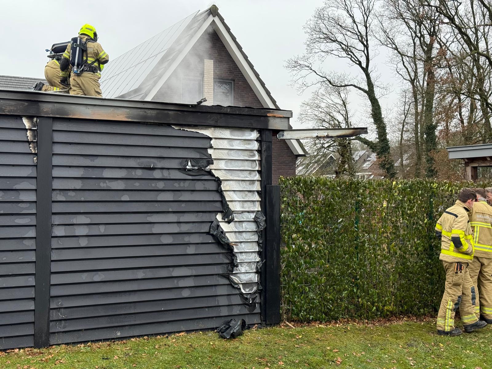 Uitslaande brand verwoest aanbouw woning in Garderen