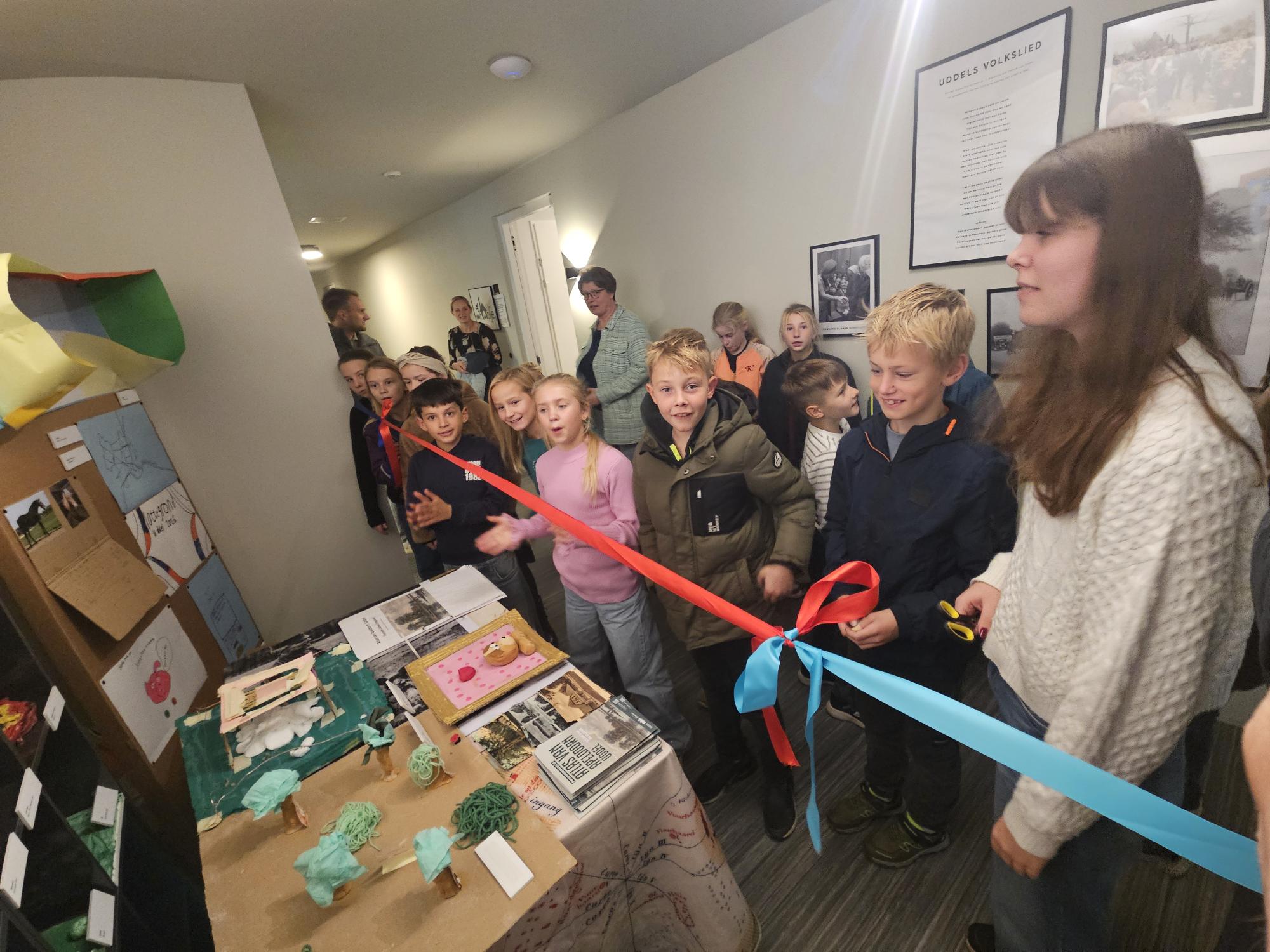 Jonge Uddelenaren knippen lint door en sluiten Atlas van Apeldoorn feestelijk af